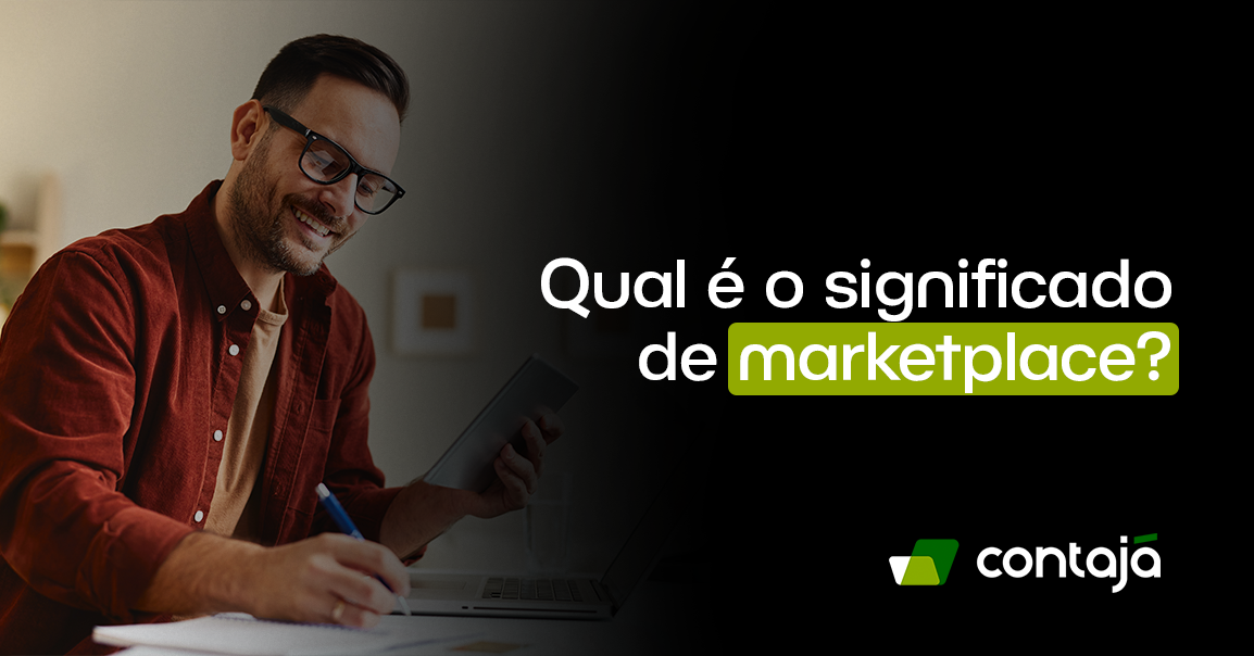 Homem branco, está escrevendo em um caderno. No canto direito da imagem, está o título do artigo: "Qual é o significado de marketplace?"