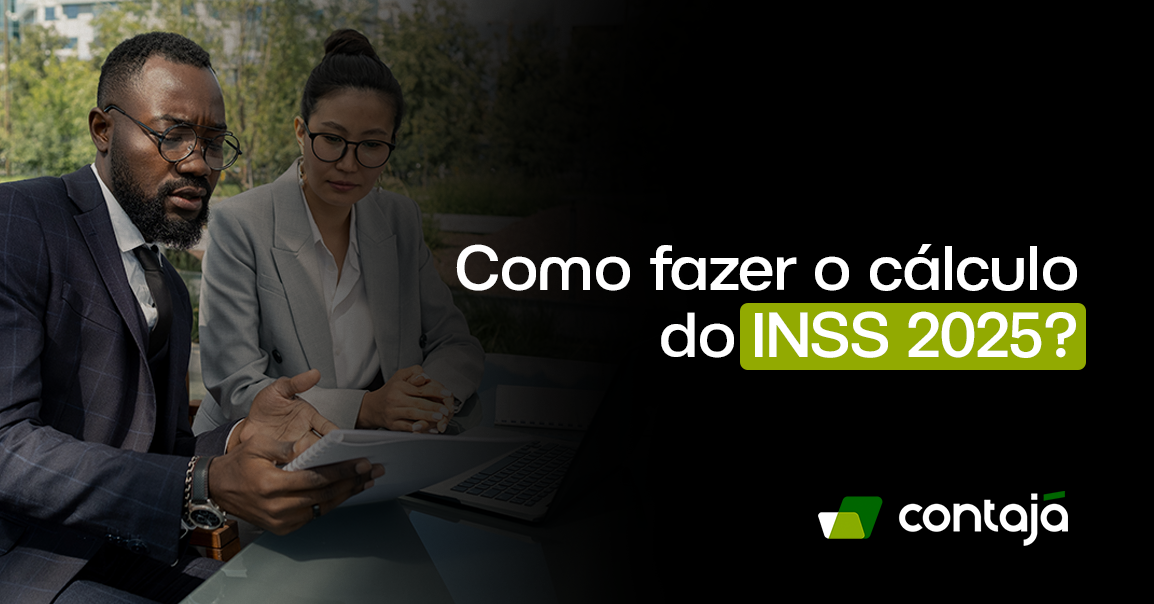 Homem e uma mulher estão sentados de frente para uma mesa e sobre a mesa tem um notebook e alguns cadernos. Eles dois estão olhando para um caderno com anotações. No canto direito da imagem, está o título do artigo: "Como fazer o cálculo do INSS 2025?"