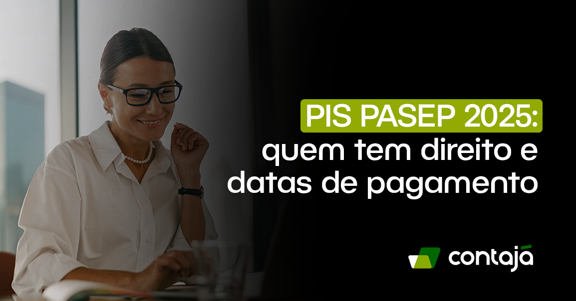 Mulher com cabelo preto, está usando óculos de grau e uma camisa social branca. Ela está sentada de frente para um notebook. No canto direito da imagem, está o título do artigo: "Pis Pasep 2025: quem tem direito e datas de pagamento"