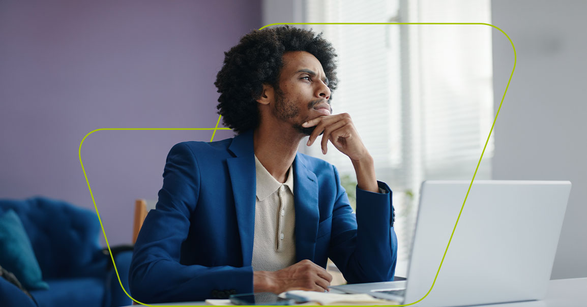 imagem de pessoa olhando para tela do computador e pensando