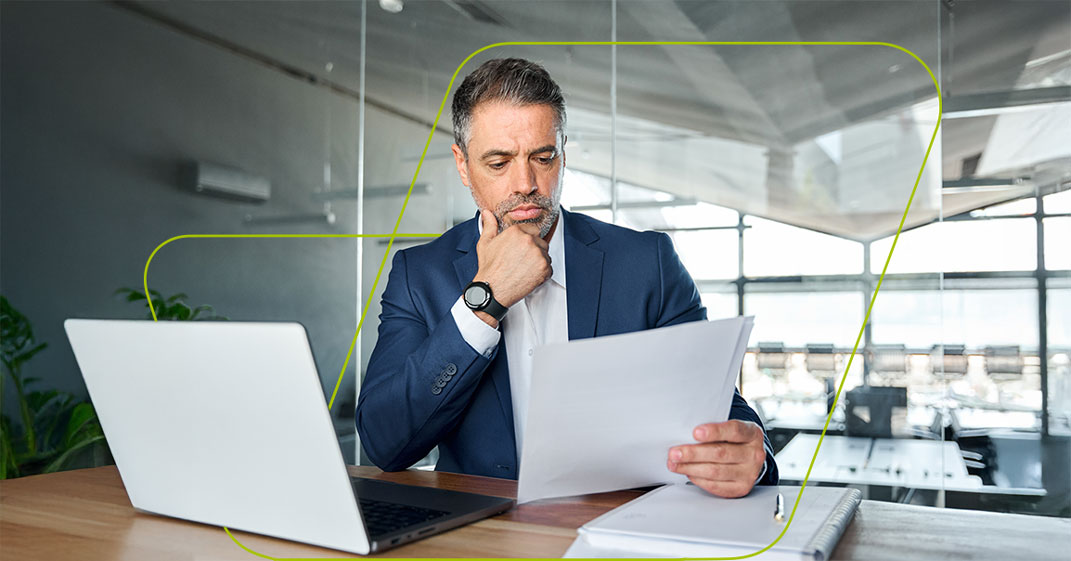 pessoa pesquisando sobre diferença entre invoice e nota fiscal