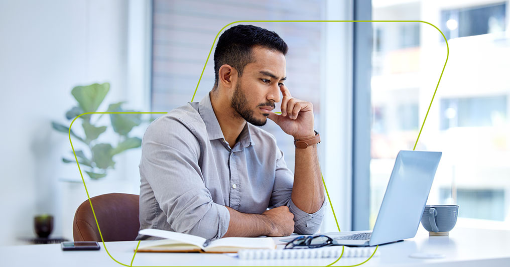 pessoa preocupada com fraude do inss