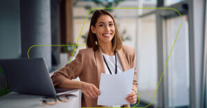 imagem de pessoa sorrindo com terno e papel