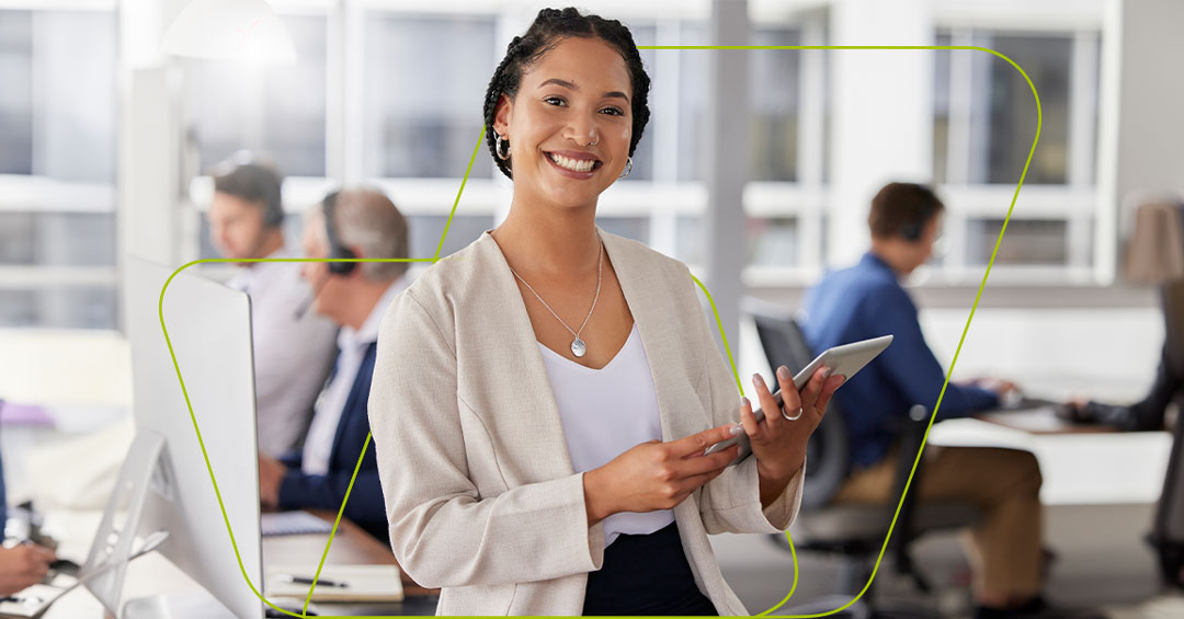 imagem de pessoa sorrindo com laptop na mão