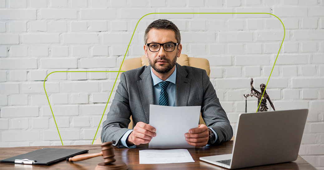 imagem de pessoa pesquisando sobre simples nacional advogado