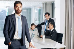 imagem de pessoa empresária em mesa de escritorio