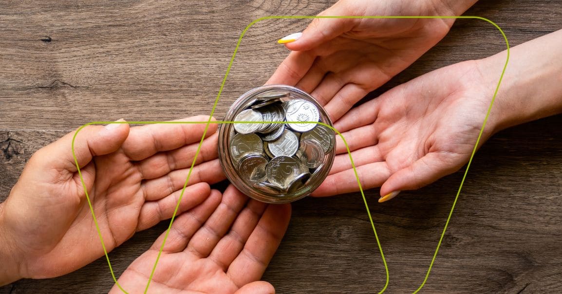 imagem de pessoas segurando pote de moedas