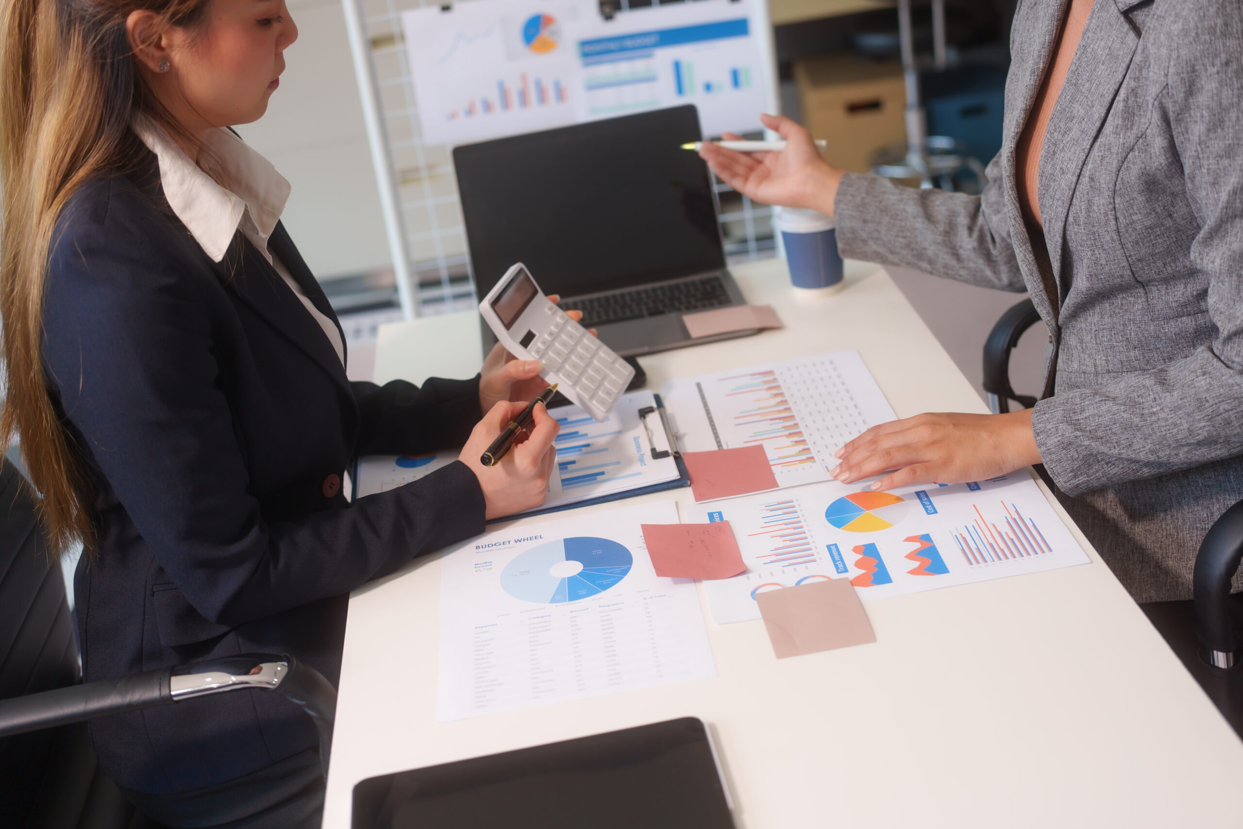 imagem de pessoa fazendo transação