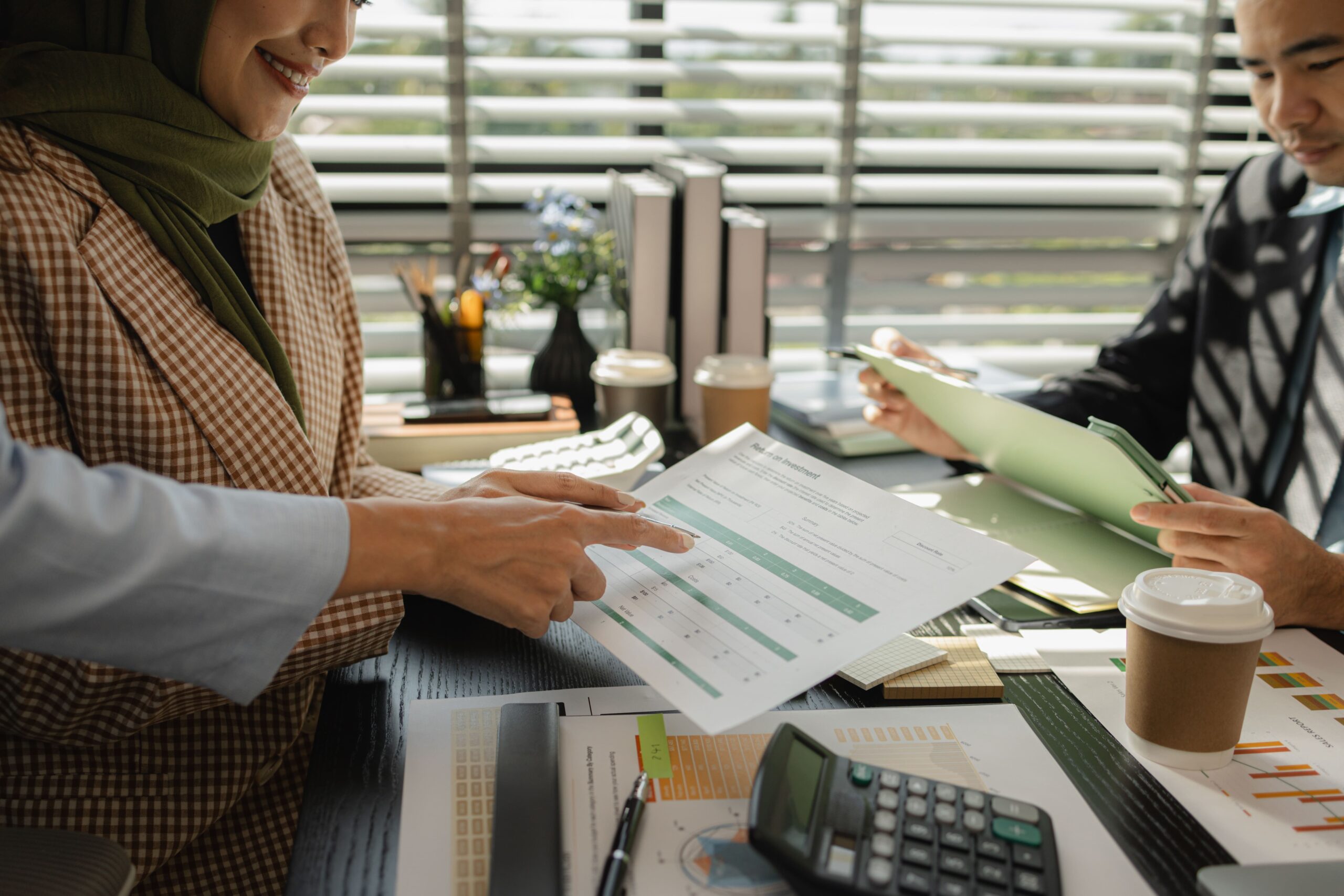 imagem de duas pessoas falando sobre a escrituração contábil