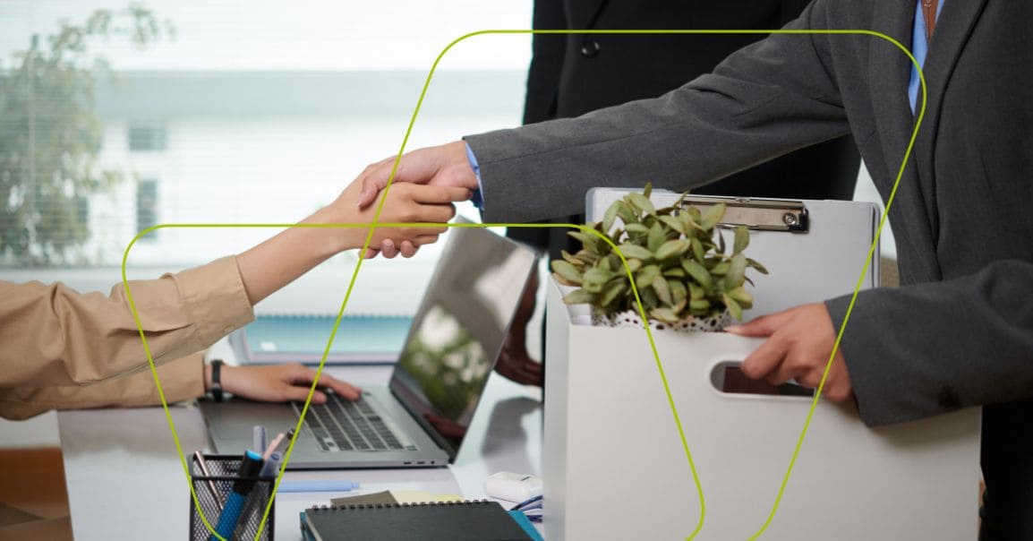 imagem de duas pessoas fazendo um acordo com as mãos