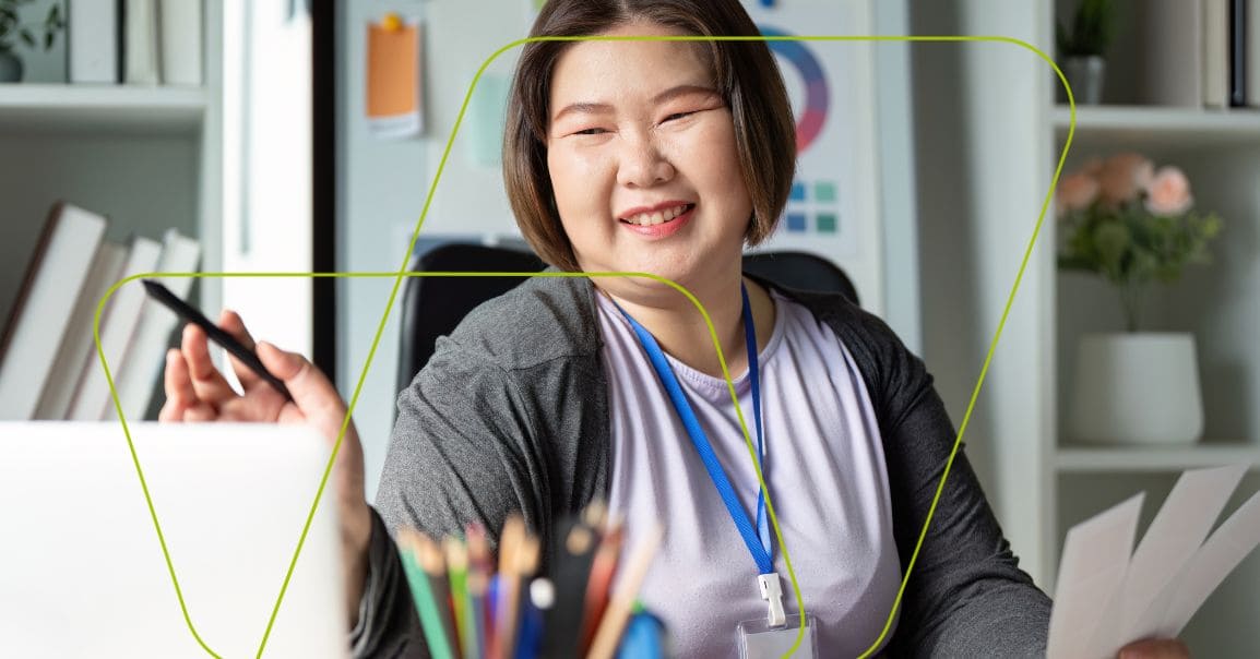 imagem de pessoa sorrindo com crachá da empresa