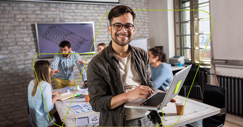 imagem de jovem sorrindo para camera com notebook na mão