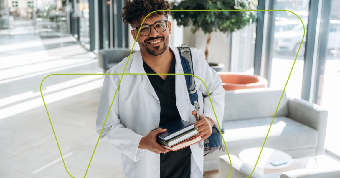 imagem de pessoa segurando livros com jaleco no corpo