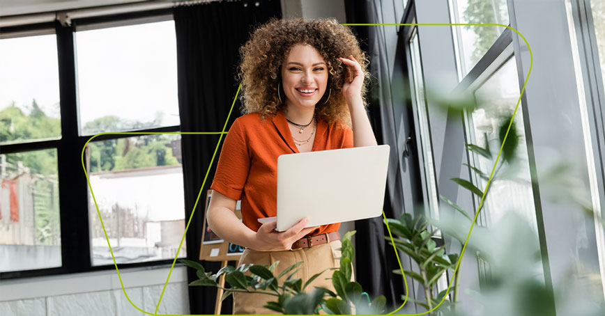 imagem de pessoa em pé com computador na mão