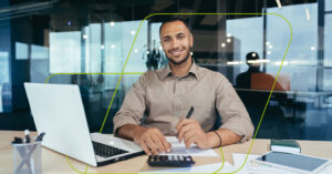 imagem de pessoa sorrindo com notebook e tablet na mão
