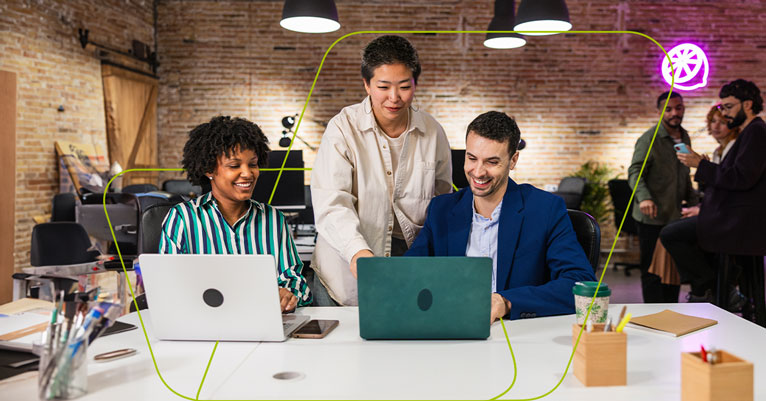 Imagem de pessoas olhando para computador