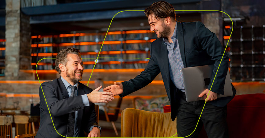 imagem de pessoas fazendo acordo com as mãos