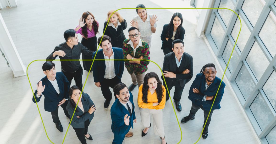 imagem de pessoas olhando para cima