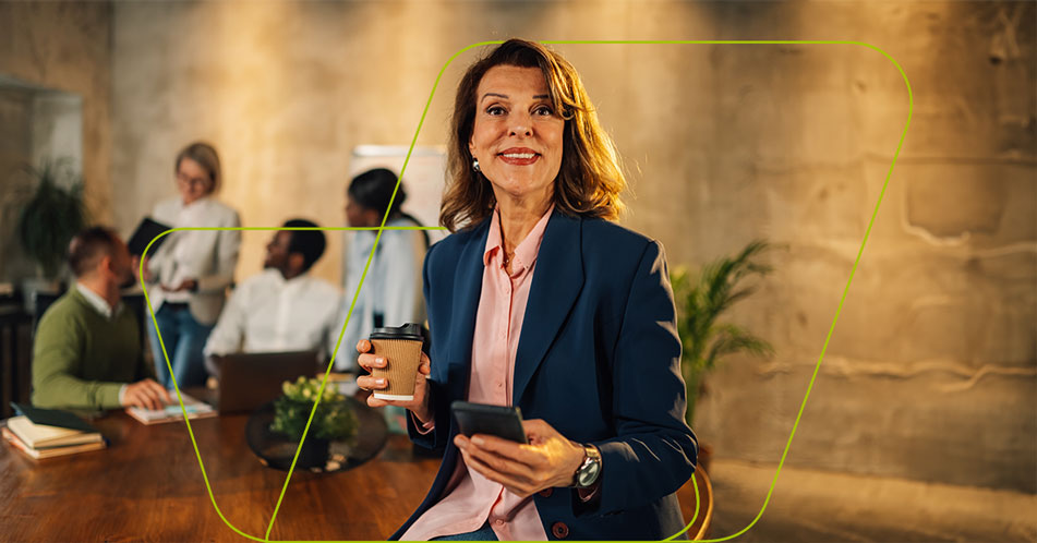 imagem de pessoa madura com calculadora e café na mão