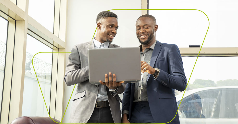 imagem de duas pessoas mexendo no computador pesquisando sobre "como trocar de contador"