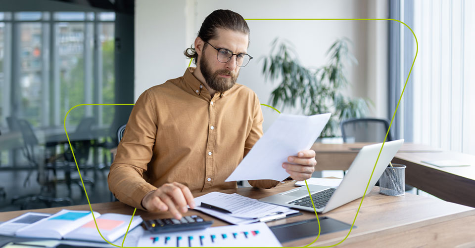 imagem de pessoa pesquisando sobre o registro cra obrigatório