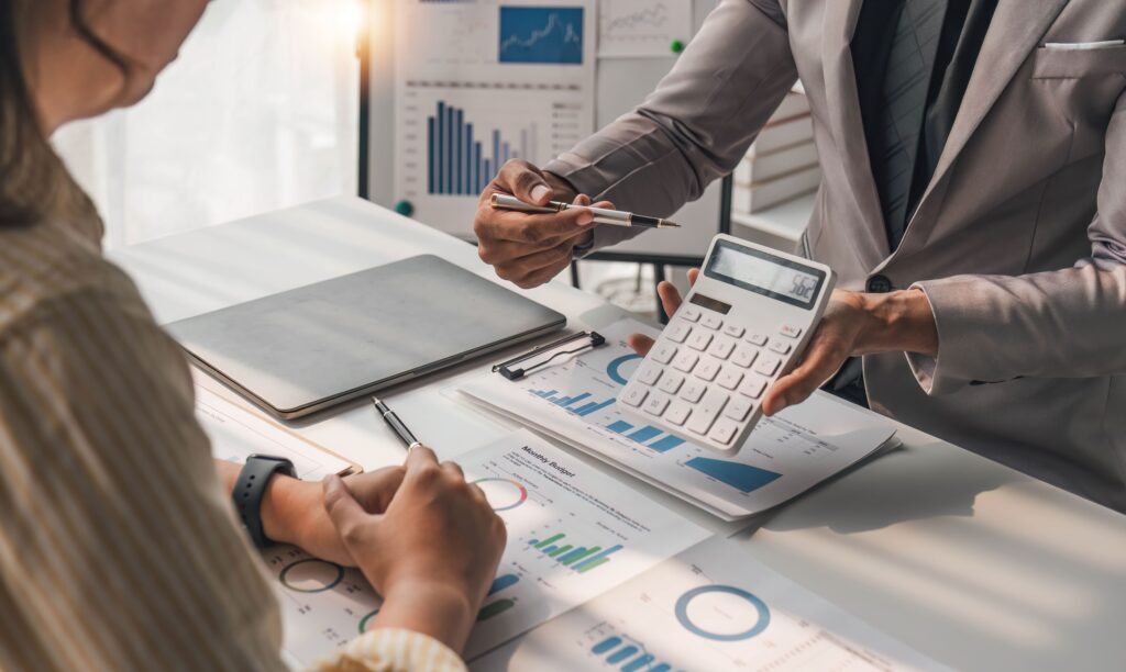 imagem de pessoas pesquisando dados das melhores contabilidades online