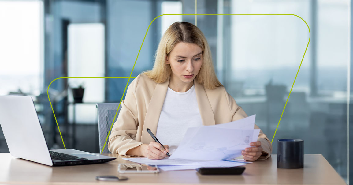 imagem de pessoa anotando questões no papel