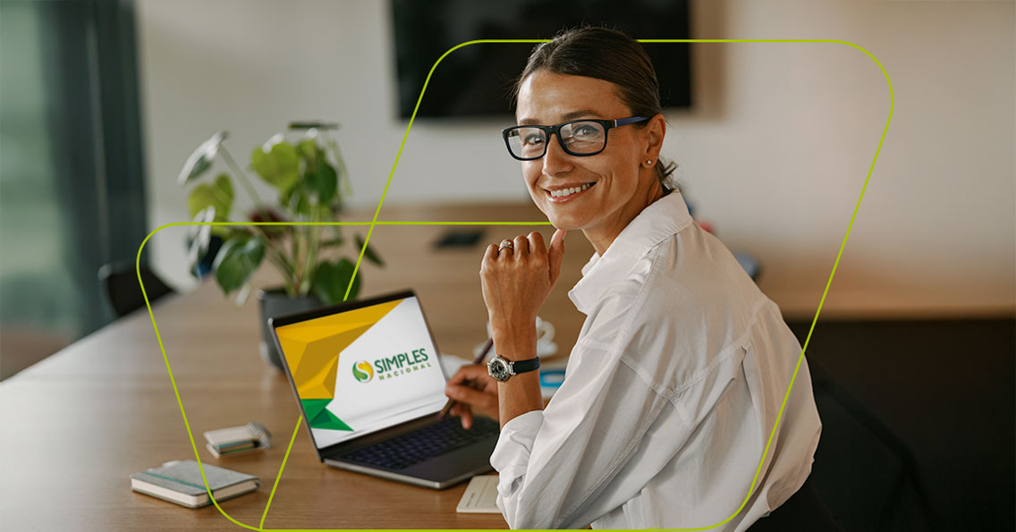 imagem de pessoa jurídica olhando para câmera e mexendo no simples nacional