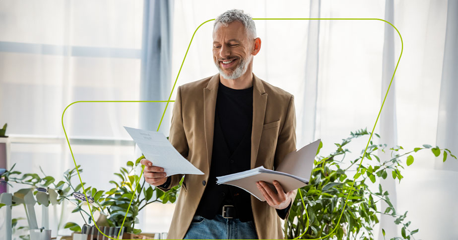 imagem de pessoa com papéis estudando sobre distribuição de lucro e pro labore