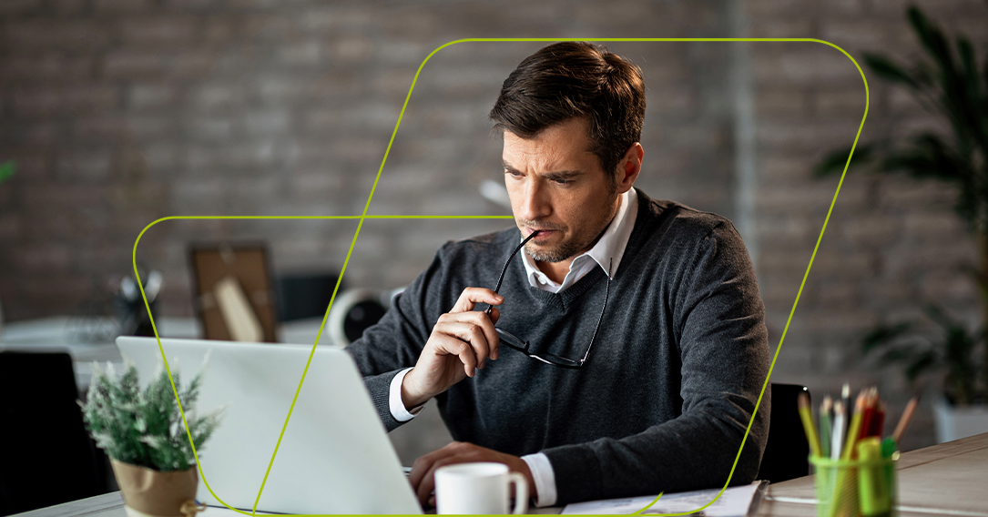 imagens de pessoa estudando sobre abrir empresa de engenharia