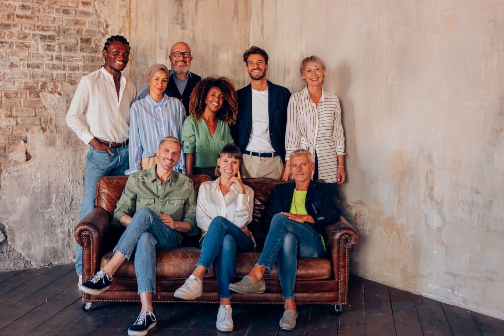 imagem de pessoas reunidas em escritório