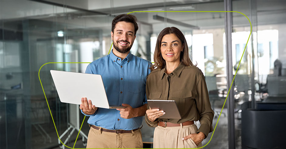 imagem de pessoas olhando para a tela com computador na mão