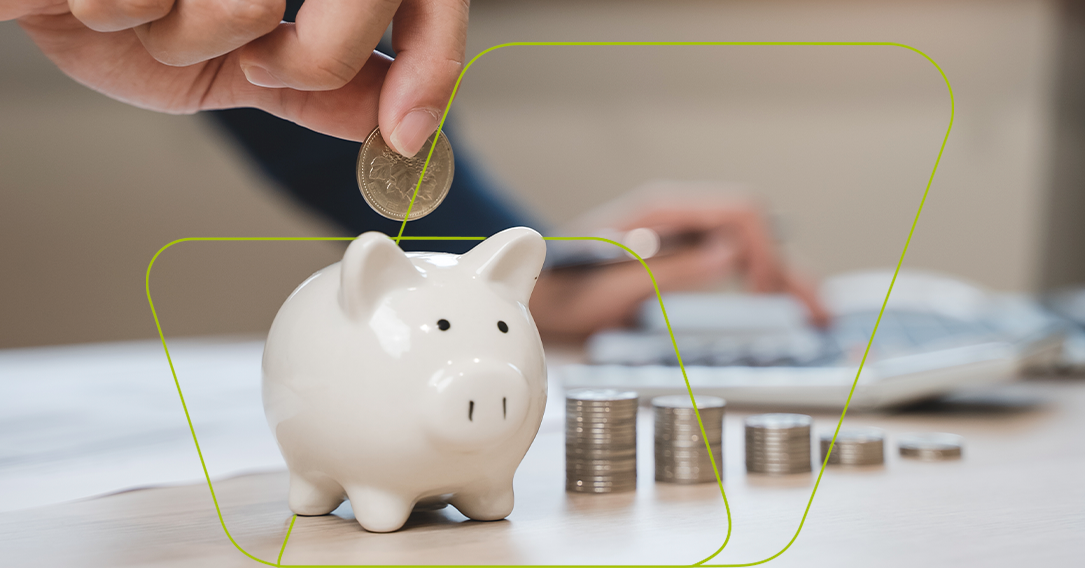 imagem de cofre de porquinho com moedas ao lado