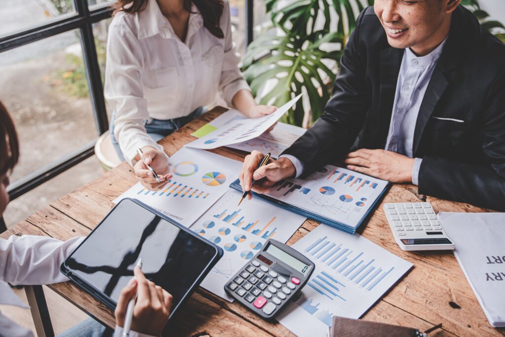 imagem de pessoas vendo sobre a substituição da DIRF