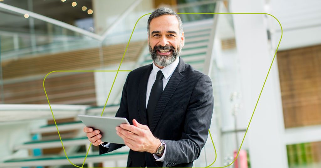 imagem de pessoa olhando para a câmera e lendo documentação