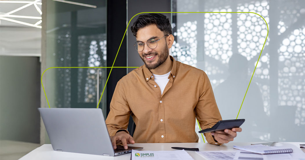 imagem de pessoa mexendo no notebook e celular ao mesmo tempo