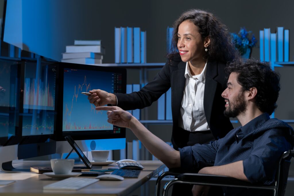 imagem de pessoa mexendo com tecnologia e explicando a outra pessoa