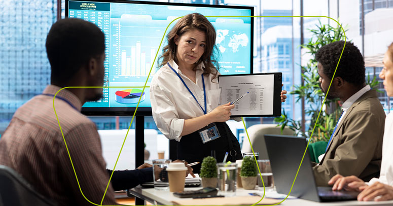 Imagem de pessoa da tecnologia mostrando dados