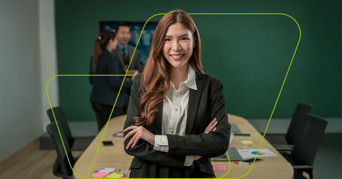 imagem de pessoa sorrindo com braços cruzados