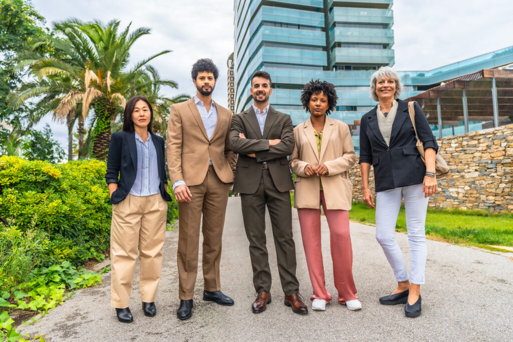 imagem de pessoas com braço cruzado atrás de um prédio