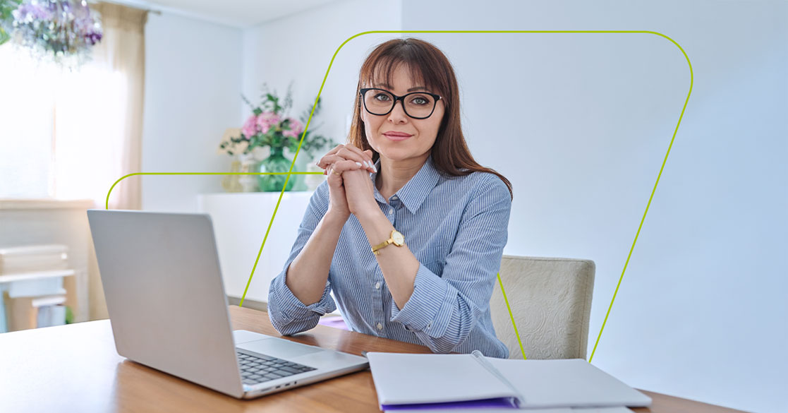 imagem de pessoa com as mãos juntas e trabalhando em escritório