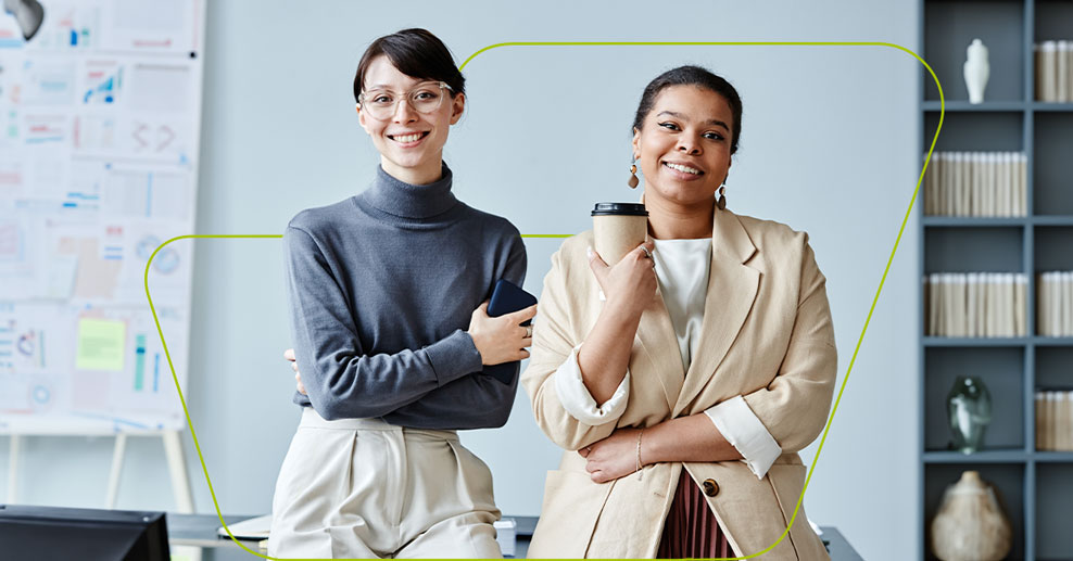 imagem de duas pessoas com copo de café e olhando para a camera