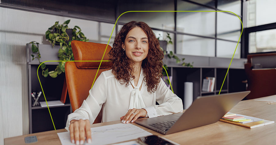 imagem de pessoa sentada na cadeira de escritório