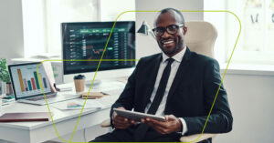 imagem de pessoa sorrindo com notebook e tablet na mão