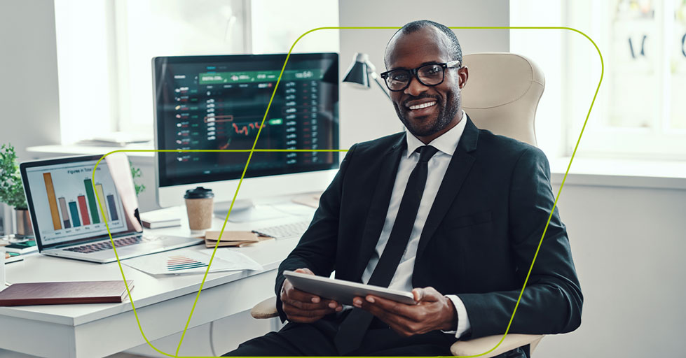 imagem de pessoa sorrindo com notebook e tablet na mão