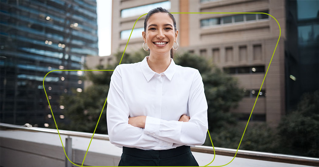 Imagem de pessoa com braços cruzados e sorrindo