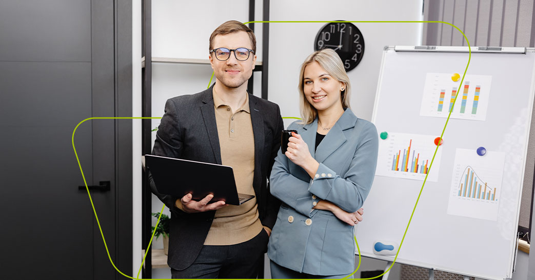 Imagem de duas pessoas empreendedoras olhando para a camera