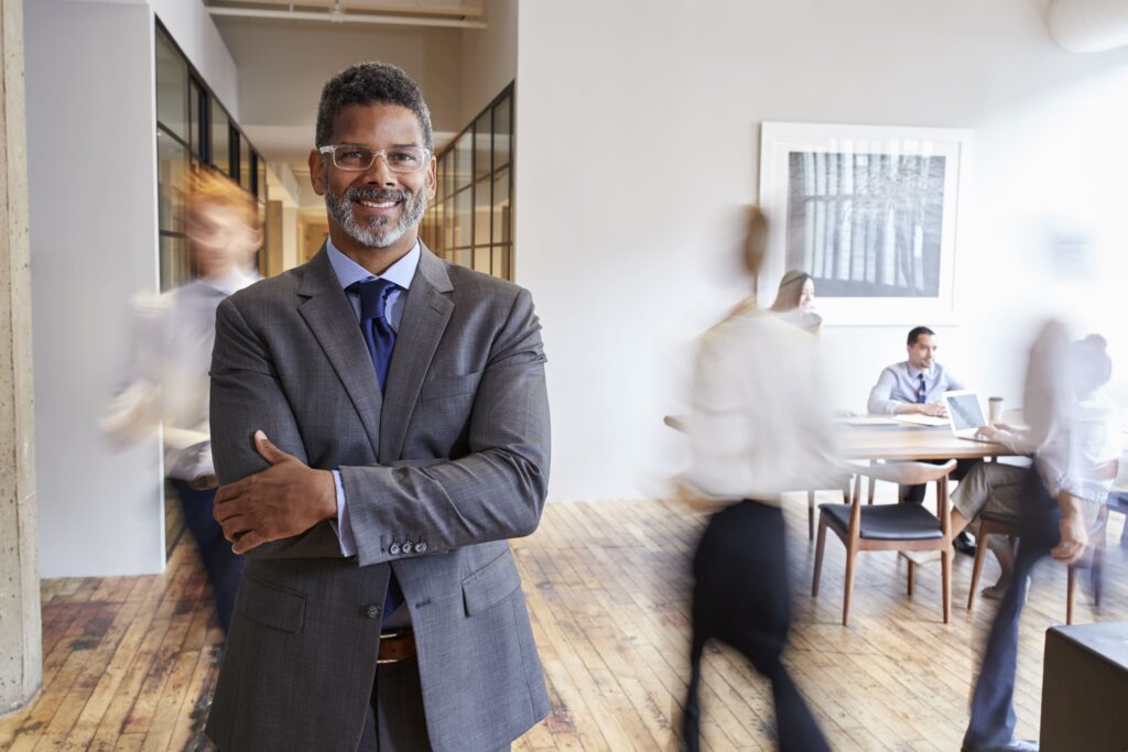 imagem de pessoa dona de escritório com braços cruzando