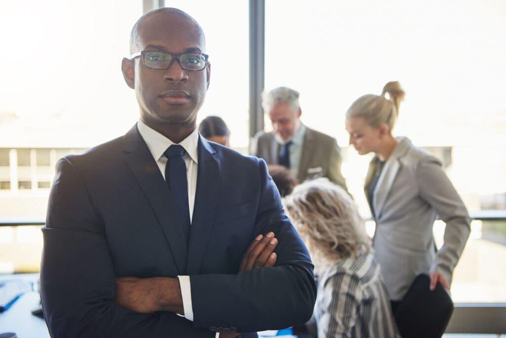 imagem de empresário cruzando os braços