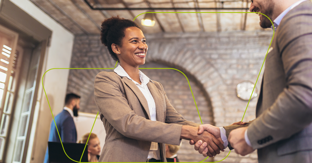 imagem de pessoa apertando mao de empresario
